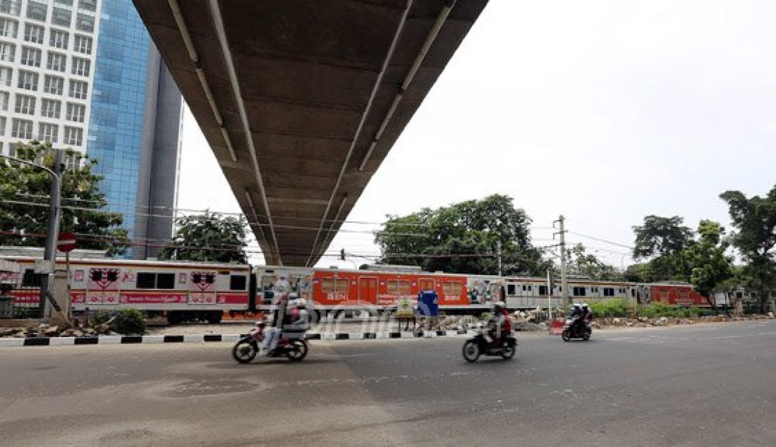 Pekerja saat mengerjakan penyelesaian tahap akhir Pembangunan Flyover Permata Hijau, Jakarta Selatan, Minggu (27/12). Setelah sempat diuji coba pengendara kemarin, Flyover Permata Hijau beberapa waktu lagi bisa digunakan warga. Foto: Ricardo/JPNN.com - JPNN.com