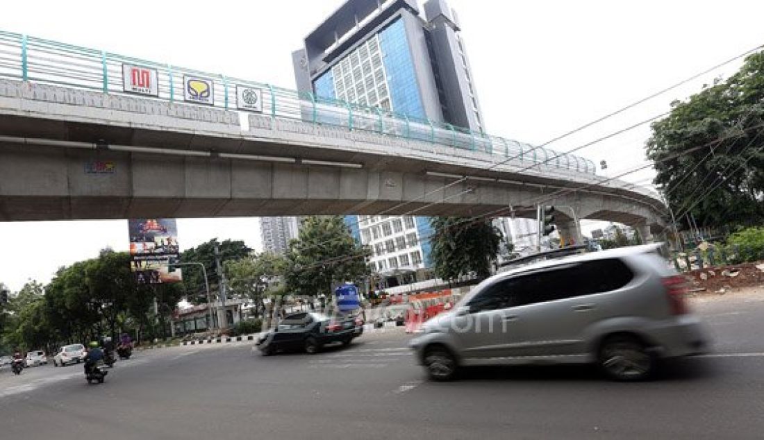 Pekerja saat mengerjakan penyelesaian tahap akhir Pembangunan Flyover Permata Hijau, Jakarta Selatan, Minggu (27/12). Setelah sempat diuji coba pengendara kemarin, Flyover Permata Hijau beberapa waktu lagi bisa digunakan warga. Foto: Ricardo/JPNN.com - JPNN.com