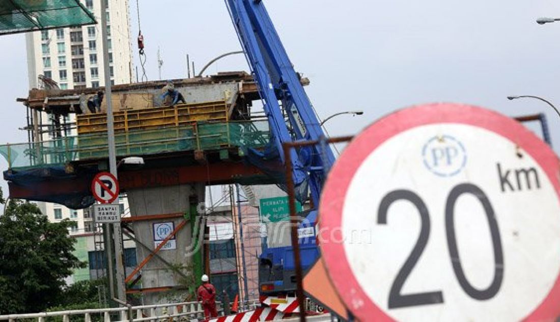 Pekerja saat mengerjakan pembangunan tiang fondasi jalan layang non tol Ciledug-Tendean di Kawasan Kebayoran Lama, Jakarta, Minggu (27/12). Jalan tersebut tidak hanya berfungis sebagai jalan umum tetapi akan menjadi rute Transjakarta baru dan ditargetkan rampung 2016 mendatang. Foto: Ricardo/JPNN.com - JPNN.com