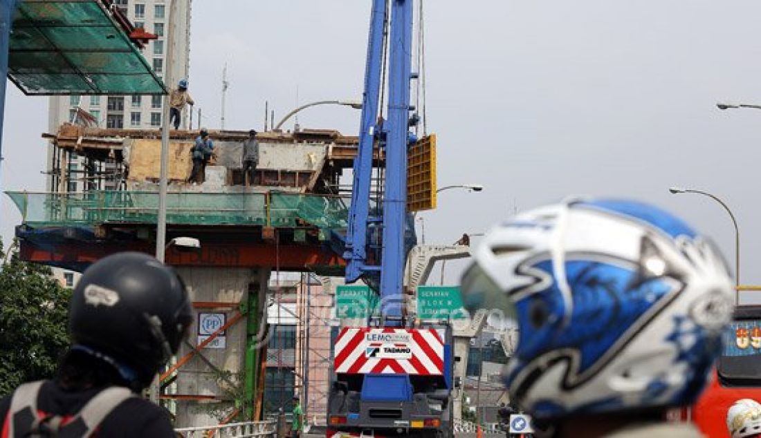 Pekerja saat mengerjakan pembangunan tiang fondasi jalan layang non tol Ciledug-Tendean di Kawasan Kebayoran Lama, Jakarta, Minggu (27/12). Jalan tersebut tidak hanya berfungis sebagai jalan umum tetapi akan menjadi rute Transjakarta baru dan ditargetkan rampung 2016 mendatang. Foto: Ricardo/JPNN.com - JPNN.com