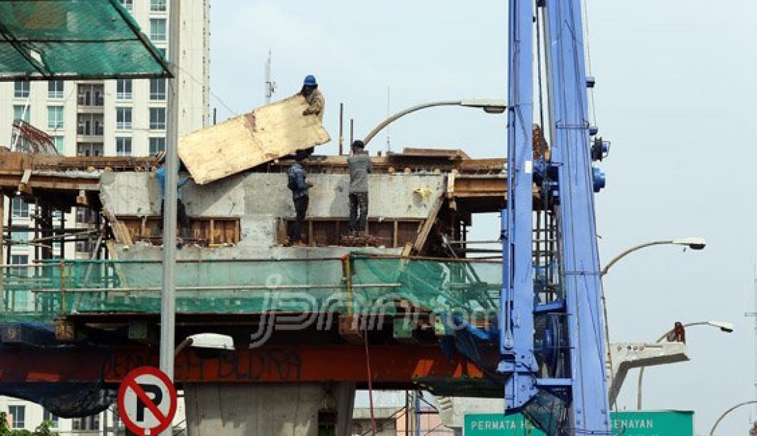 Pekerja saat mengerjakan pembangunan tiang fondasi jalan layang non tol Ciledug-Tendean di Kawasan Kebayoran Lama, Jakarta, Minggu (27/12). Jalan tersebut tidak hanya berfungis sebagai jalan umum tetapi akan menjadi rute Transjakarta baru dan ditargetkan rampung 2016 mendatang. Foto: Ricardo/JPNN.com - JPNN.com