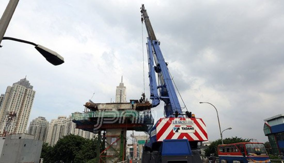 Pekerja saat mengerjakan pembangunan tiang fondasi jalan layang non tol Ciledug-Tendean di Kawasan Kebayoran Lama, Jakarta, Minggu (27/12). Jalan tersebut tidak hanya berfungis sebagai jalan umum tetapi akan menjadi rute Transjakarta baru dan ditargetkan rampung 2016 mendatang. Foto: Ricardo/JPNN.com - JPNN.com