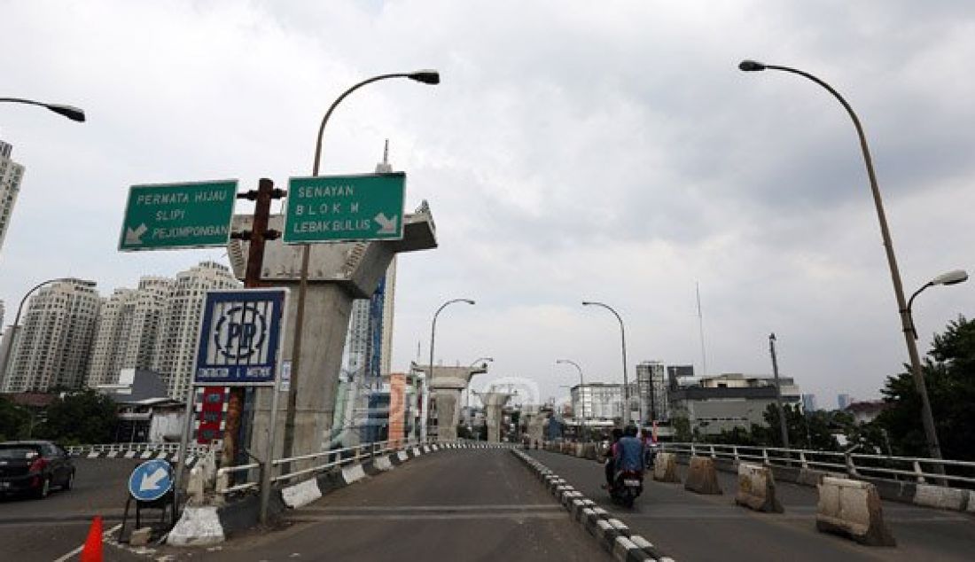 Pekerja saat mengerjakan pembangunan tiang fondasi jalan layang non tol Ciledug-Tendean di Kawasan Kebayoran Lama, Jakarta, Minggu (27/12). Jalan tersebut tidak hanya berfungis sebagai jalan umum tetapi akan menjadi rute Transjakarta baru dan ditargetkan rampung 2016 mendatang. Foto: Ricardo/JPNN.com - JPNN.com