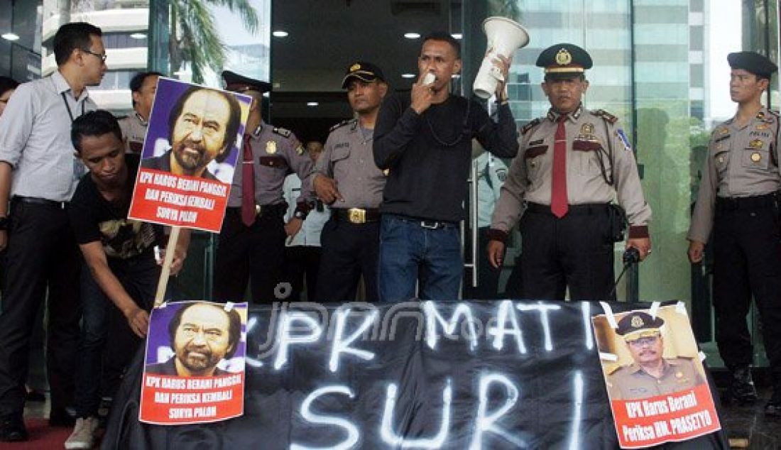 Massa dari Jaringan Masyarakat Anti Korupsi (Jamak) membawa keranda mayat, poster Surya Paloh dan Jaksa Agung HM Prasetyo meminta KPK untuk segera memanggil mereka berdua terkait kasus 'pengamanan' perkara dana Bantuan Sosial Pemprov Sumut, Jakarta, Senin (28/12). Foto: Ricardo/JPNN.com - JPNN.com