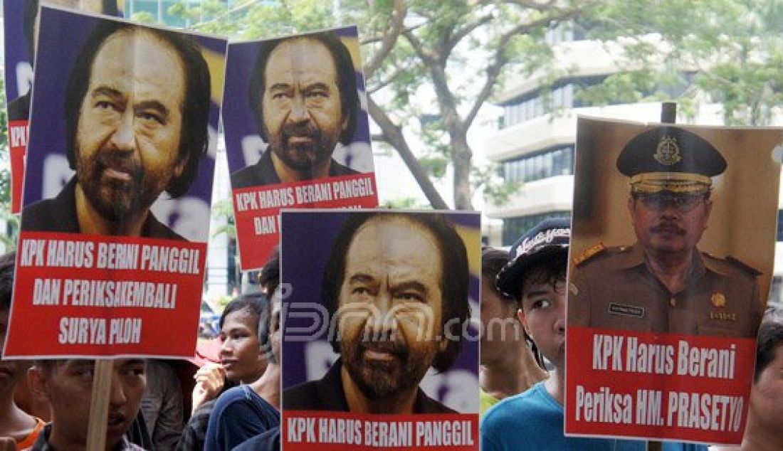 Massa dari Jaringan Masyarakat Anti Korupsi (Jamak) membawa keranda mayat, poster Surya Paloh dan Jaksa Agung HM Prasetyo meminta KPK untuk segera memanggil mereka berdua terkait kasus 'pengamanan' perkara dana Bantuan Sosial Pemprov Sumut, Jakarta, Senin (28/12). Foto: Ricardo/JPNN.com - JPNN.com