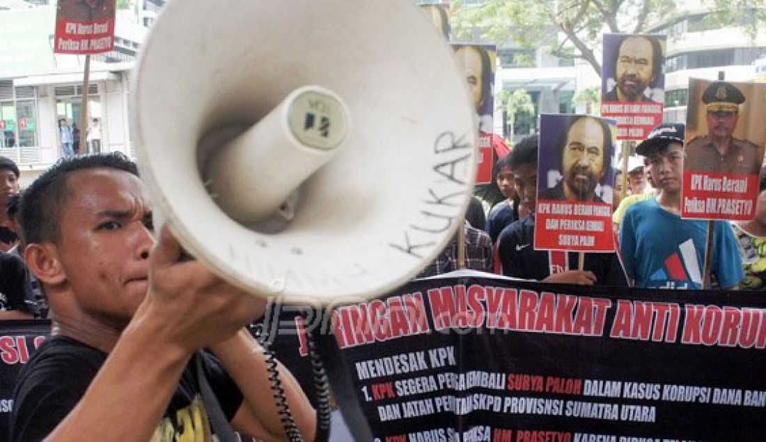 Massa dari Jaringan Masyarakat Anti Korupsi (Jamak) membawa keranda mayat, poster Surya Paloh dan Jaksa Agung HM Prasetyo meminta KPK untuk segera memanggil mereka berdua terkait kasus 'pengamanan' perkara dana Bantuan Sosial Pemprov Sumut, Jakarta, Senin (28/12). Foto: Ricardo/JPNN.com - JPNN.com