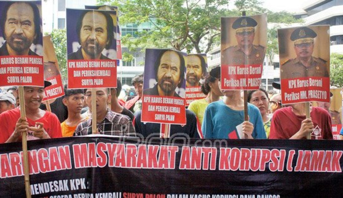 Massa dari Jaringan Masyarakat Anti Korupsi (Jamak) membawa keranda mayat, poster Surya Paloh dan Jaksa Agung HM Prasetyo meminta KPK untuk segera memanggil mereka berdua terkait kasus 'pengamanan' perkara dana Bantuan Sosial Pemprov Sumut, Jakarta, Senin (28/12). Foto: Ricardo/JPNN.com - JPNN.com