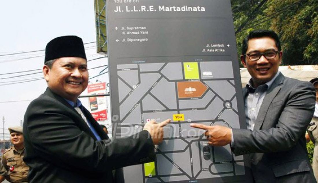 PERESMIAN: Wali Kota Bandung, Ridwan Kamil bersama Kepala Dinas Bina Marga dan Pengairan (DBMP) Kota Bandung, Iskandar Zulkarnain saat meresmikan kawasan pedestrian Jalan LL RE Martadinata, Bandung, Senin (28/12). Foto: Khairizal/Radar Bandung/JPNN.com - JPNN.com