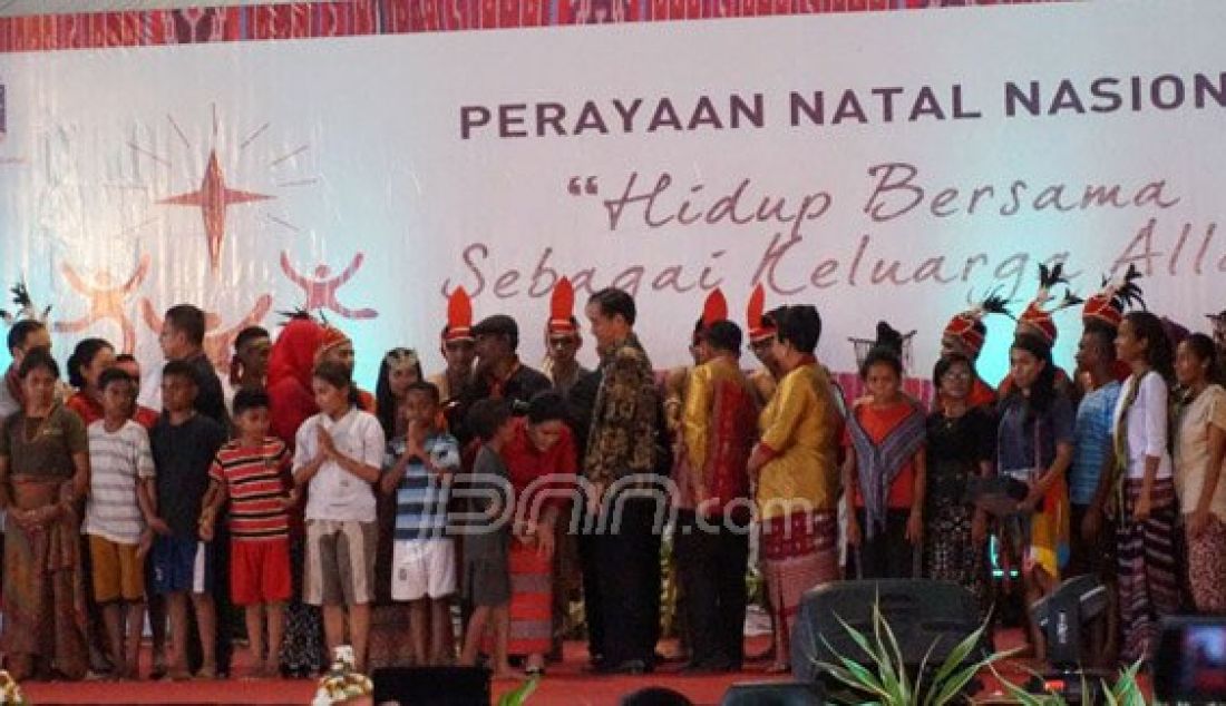 Presiden Joko Widodo dan Ibu Negara Iriana saat merayakan Natal Bersama Nasional di Kota Kupang. Foto: Natalia/JPNN.com - JPNN.com