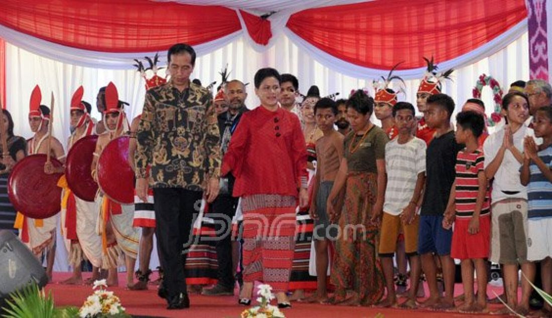 Presiden Joko Widodo dan Ibu Negara Iriana di perayaan Natal Bersama di Kupang. Foto: Natalia/JPNN.com - JPNN.com