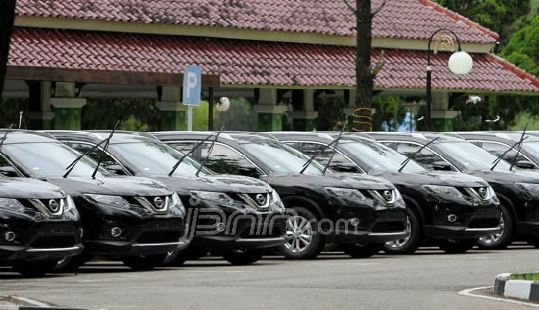 Puluhan mobil dinas baru yang terdiri dari merk nissan new x trail dan toyota hilux double cabin terparkir di halaman belakang kediaman Rumah Dinas Gubernur Riau, dijalan Diponegoro, Pekanbaru. senin (28/12. Foto: Defizal/Riau Pos/JPNN.com - JPNN.com