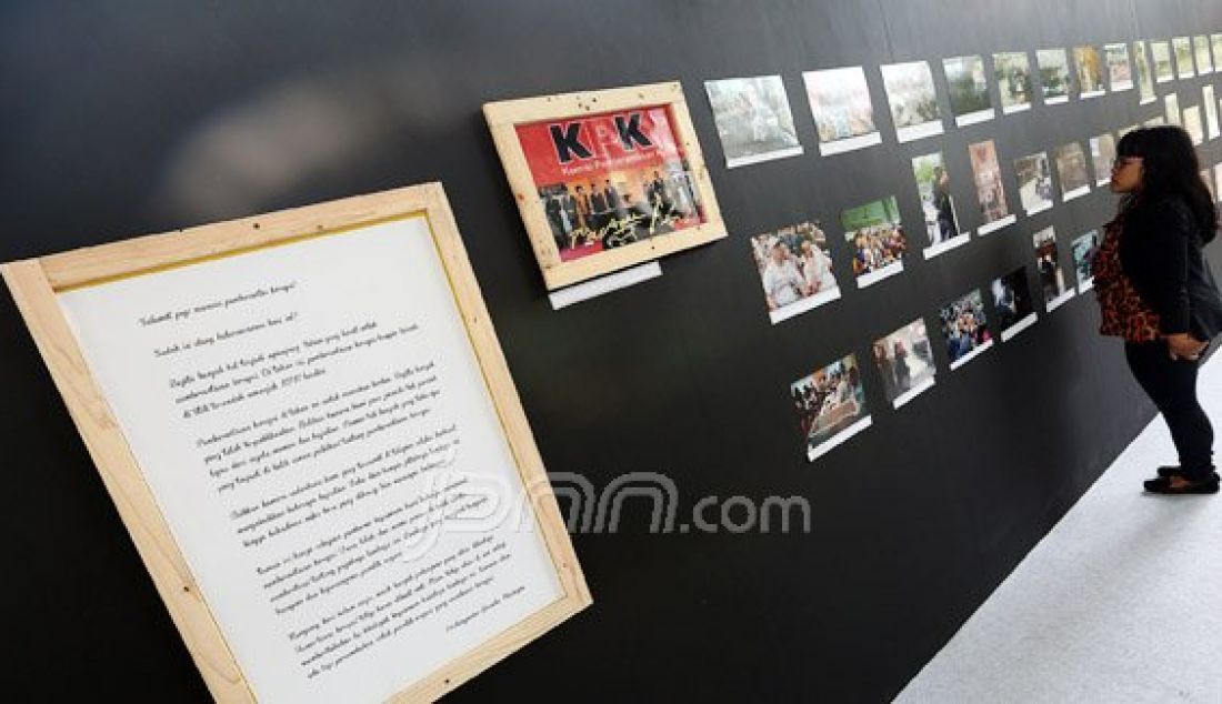 Pengujung saat melihat pameran foto KPK yang bertema Mata Selular Antirasuah di Gedung KPK, Jakarta, Selasa (29/12). Pameran tersebut memperingati 12 Tahun KPK. Foto: Ricardo/JPNN.com - JPNN.com