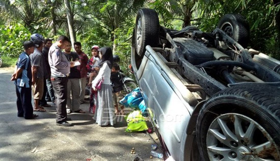 Kehilangan kendali, Mitsubishi Pajero dengan nopol BE 1283 TA terbalik usai menabrak mikrobus SM Mandiri jurusan Ajibarang-Wangon nopol R 1459 E Kepetek, Desa Windunegara Wangon, Selasa (29/12). Tiga orang mengalami luka serius hingga dibawa ke RS setempat. Foto: Agus/Radar Banyumas/JPNN.com - JPNN.com