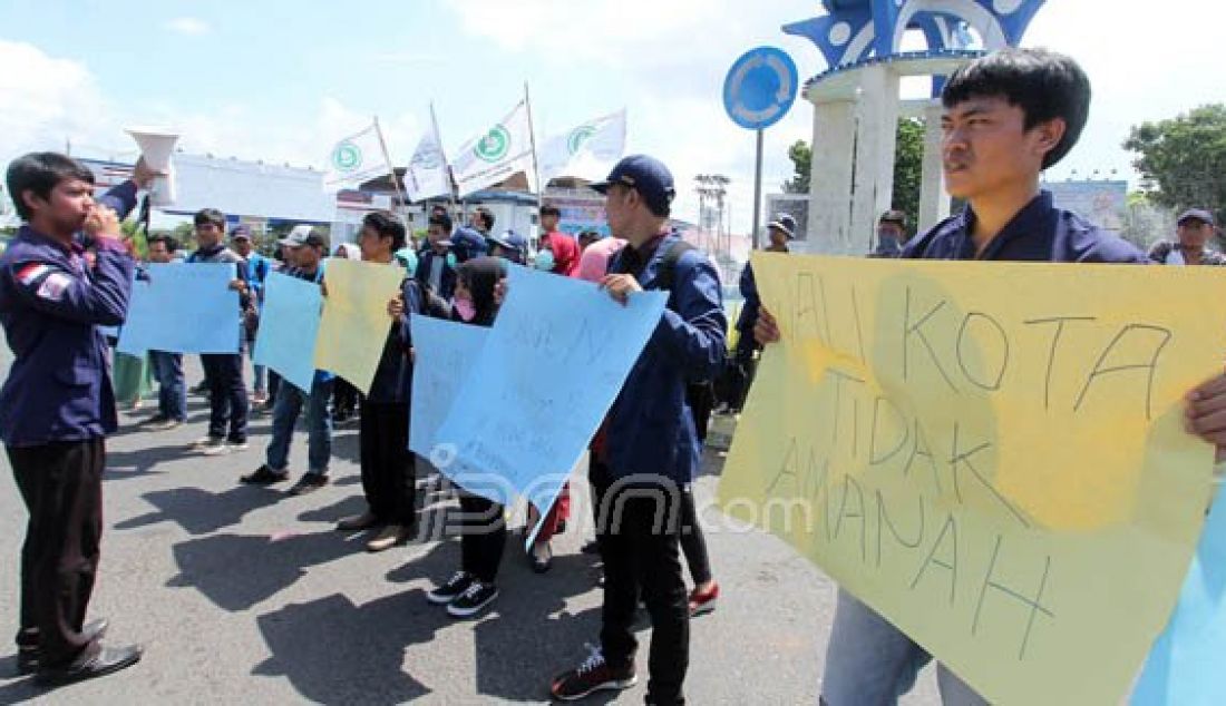 Aliansi Masyarakat Menggugat Walikota (AMMW) berorasi dan menggalang dana biaya mencari keberadaan Walikota Bengkulu, Helmi Hasan, Selasa (30/12). Helmi Yasin menghilang selama lebih dari 3 bulan. Foto: Rio/Bengkulu Ekspres/JPNN.com - JPNN.com