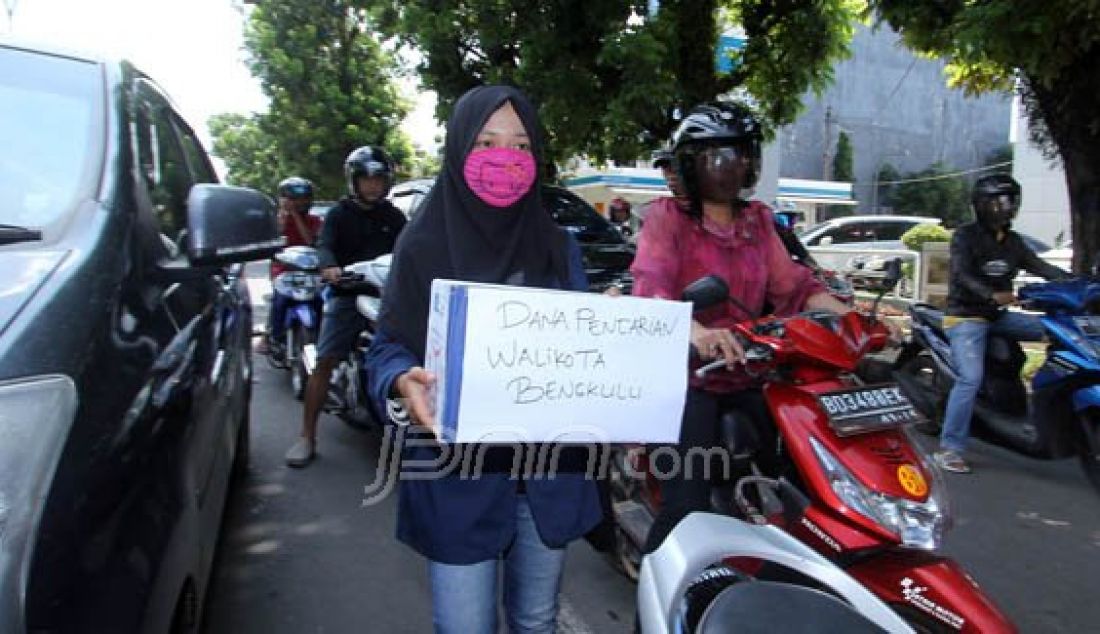 Aliansi Masyarakat Menggugat Walikota (AMMW) berorasi dan menggalang dana biaya mencari keberadaan Walikota Bengkulu, Helmi Hasan, Selasa (30/12). Helmi Yasin menghilang selama lebih dari 3 bulan. Foto: Rio/Bengkulu Ekspres/JPNN.com - JPNN.com