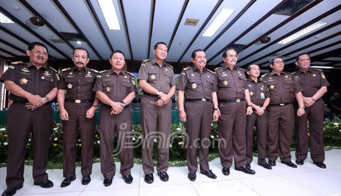 Jaksa Agung Prasetyo bersama jajarannya usai menggelar konferensi pers Refleksi Akhir Tahun 2015 Kejaksaan RI, Jakarta, Rabu (30/12). Prasetyo mengakui selama 2015 telah terjadi berbagai macam fenomena dan dinamika perkembangan hukum seperti gugatan praperadilan. Foto: Ricardo/JPNN.com - JPNN.com