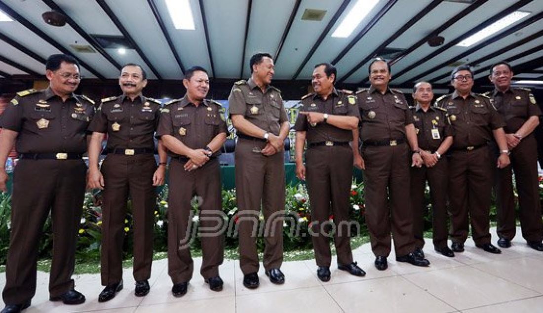 Jaksa Agung Prasetyo bersama jajarannya usai menggelar konferensi pers Refleksi Akhir Tahun 2015 Kejaksaan RI, Jakarta, Rabu (30/12). Prasetyo mengakui selama 2015 telah terjadi berbagai macam fenomena dan dinamika perkembangan hukum seperti gugatan praperadilan. Foto: Ricardo/JPNN.com - JPNN.com