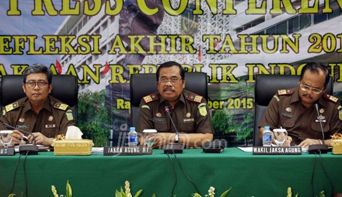 Jaksa Agung Prasetyo bersama jajarannya menggelar konferensi pers Refleksi Akhir Tahun 2015 Kejaksaan RI, Jakarta, Rabu (30/12). Prasetyo mengakui selama 2015 telah terjadi berbagai macam fenomena dan dinamika perkembangan hukum seperti gugatan praperadilan. Foto: Ricardo/JPNN.com - JPNN.com