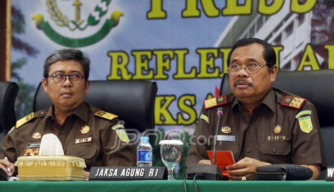 Jaksa Agung Prasetyo bersama jajarannya menggelar konferensi pers Refleksi Akhir Tahun 2015 Kejaksaan RI, Jakarta, Rabu (30/12). Prasetyo mengakui selama 2015 telah terjadi berbagai macam fenomena dan dinamika perkembangan hukum seperti gugatan praperadilan. Foto: Ricardo/JPNN.com - JPNN.com