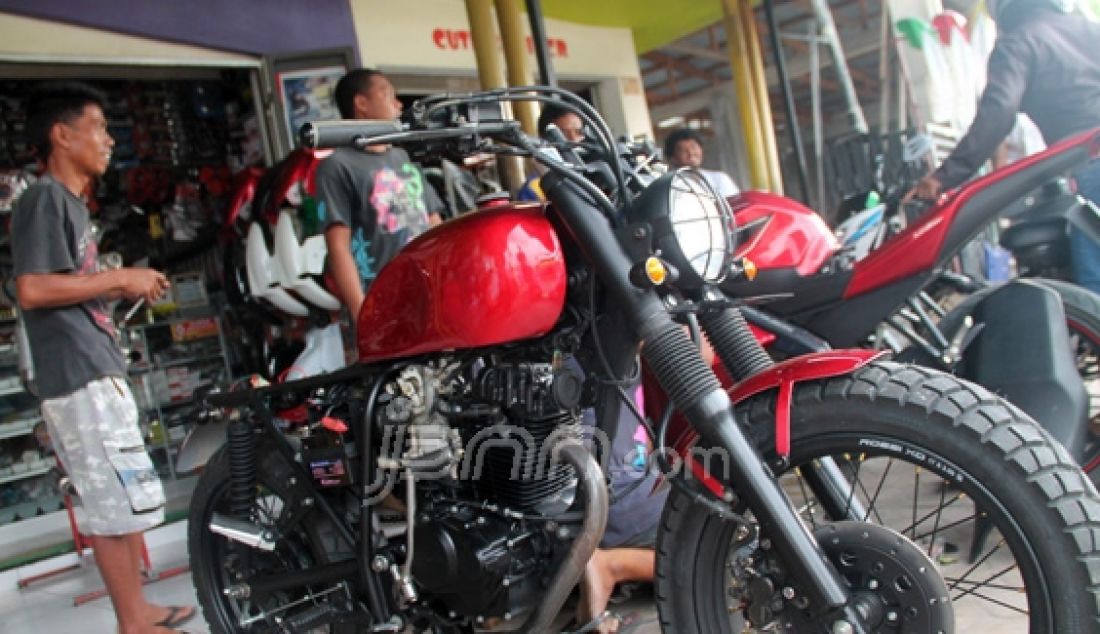 Sepeda motor tua dimodif di salah satu bengkel Sepeda Motor di Kecamatan Telaga, Gorontalo sehingga terlihat memiliki keunikan khusus dari sepeda motor pada umumnya, Rabu (30/12). Foto: Caisar/Gorontalo Post/JPNN.com - JPNN.com