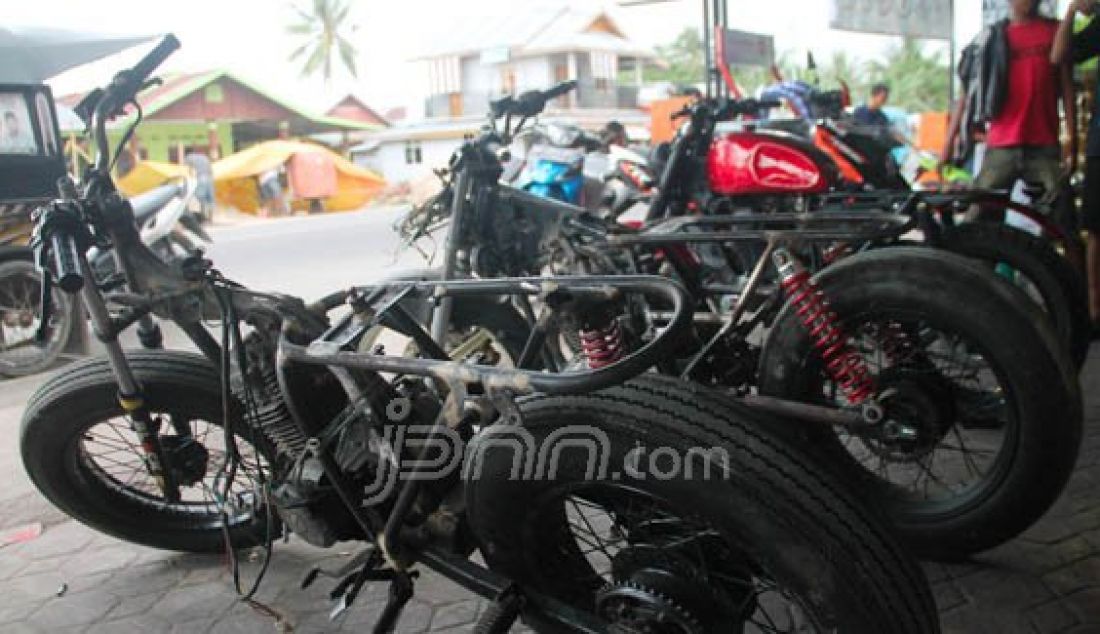 Sepeda motor tua dimodif di salah satu bengkel Sepeda Motor di Kecamatan Telaga, Gorontalo sehingga terlihat memiliki keunikan khusus dari sepeda motor pada umumnya, Rabu (30/12). Foto: Caisar/Gorontalo Post/JPNN.com - JPNN.com