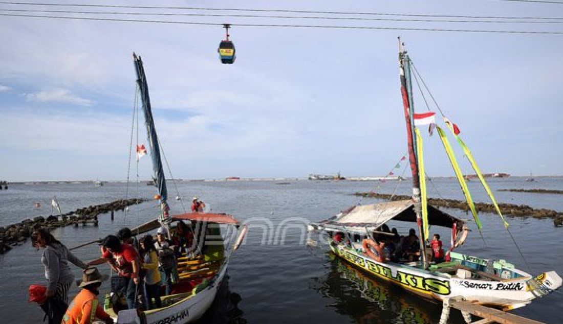 Suasana pantai di Taman Impian Jaya Ancol mulai dipadati pengunjung yang ingin menikmati malam pergantian tahun, Jakarta, Kamis (31/12). Foto: Ricardo/JPNN.com - JPNN.com