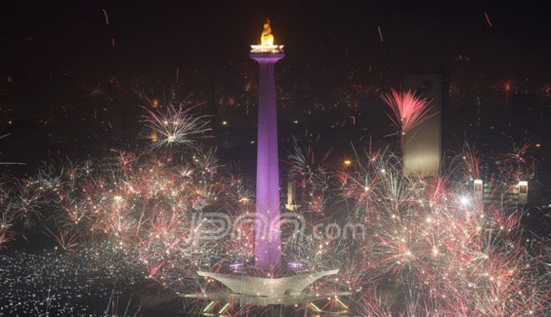 Suasana malam pergantian tahun 2015 ke 2016 di Monas, Jakarta Pusat, Jumat (1/1). Foto: Ricardo/JPNN.com - JPNN.com