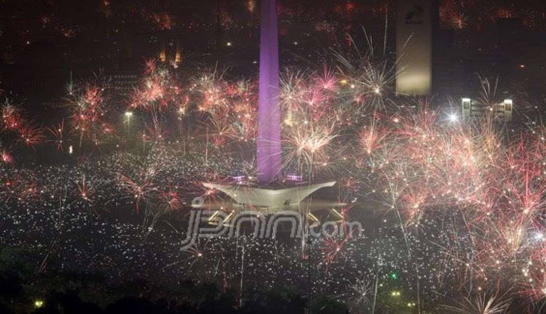 Suasana malam pergantian tahun 2015 ke 2016 di Monas, Jakarta Pusat, Jumat (1/1). Foto: Ricardo/JPNN.com - JPNN.com