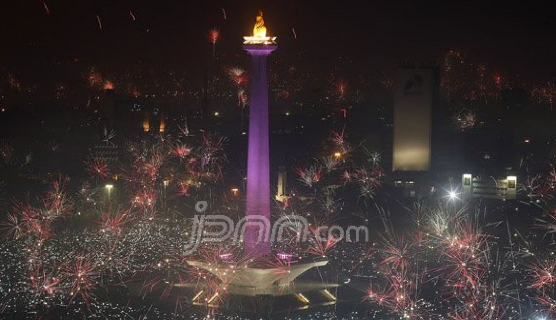 Suasana malam pergantian tahun 2015 ke 2016 di Monas, Jakarta Pusat, Jumat (1/1). Foto: Ricardo/JPNN.com - JPNN.com