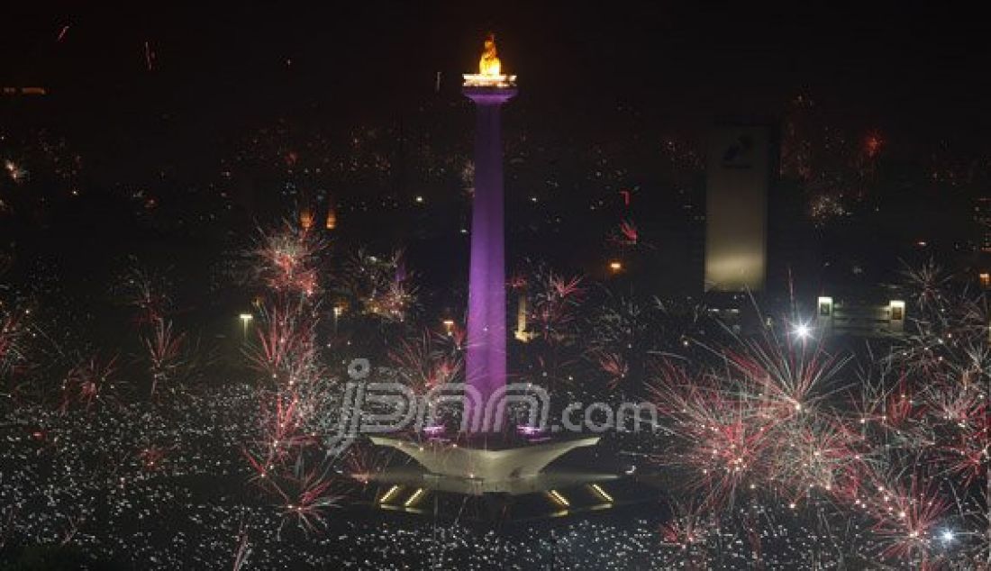 Suasana malam pergantian tahun 2015 ke 2016 di Monas, Jakarta Pusat, Jumat (1/1). Foto: Ricardo/JPNN.com - JPNN.com