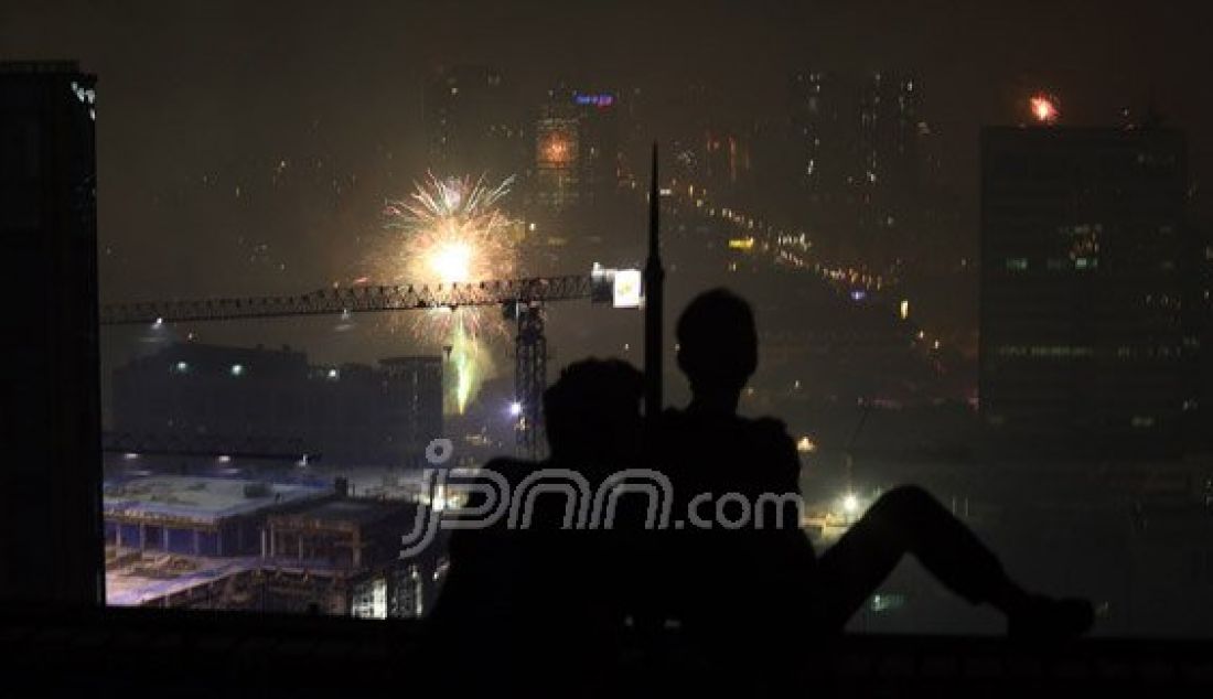 Suasana malam pergantian tahun 2015 ke 2016 di Monas, Jakarta Pusat, Jumat (1/1). Foto: Ricardo/JPNN.com - JPNN.com