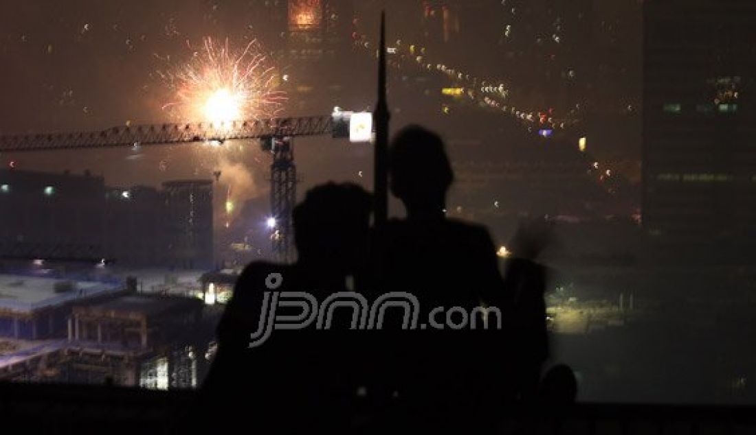 Suasana malam pergantian tahun 2015 ke 2016 di Monas, Jakarta Pusat, Jumat (1/1). Foto: Ricardo/JPNN.com - JPNN.com