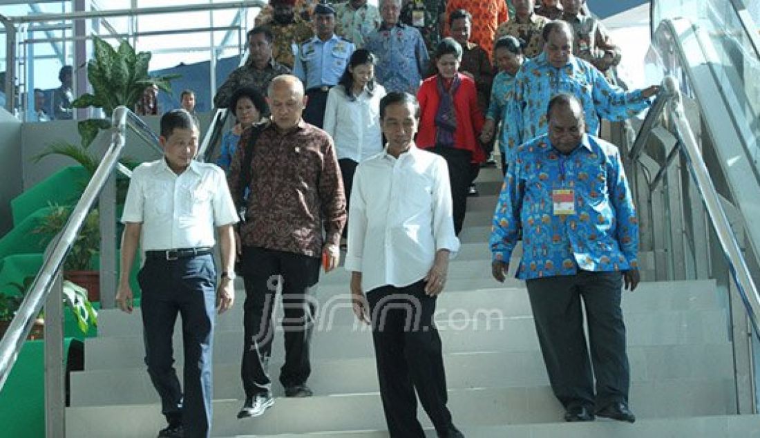 Presiden Republik Indonesia, Joko Widodo didampingi Menteri Perhubungan Ignasius Jonan meninjau kesiapan terminal baru di Bandara DEO Sorong, Kamis (31/12). Foto: Akhmad/Radar Sorong/JPNN.com - JPNN.com