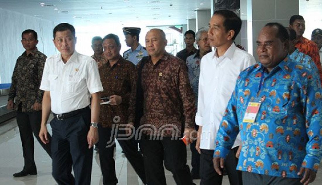 Presiden Republik Indonesia, Joko Widodo didampingi Menteri Perhubungan Ignasius Jonan meninjau kesiapan terminal baru di Bandara DEO Sorong, Kamis (31/12). Foto: Akhmad/Radar Sorong/JPNN.com - JPNN.com