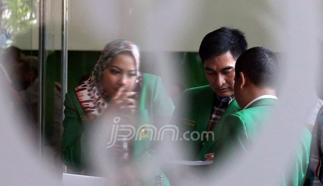 Sekjen Partai PPP versi munas Jakarta, Dimyati Natakusumah bersama anggota PPP menyerahkan data otentik muktamar Jakarta kepada Menkumham Yasonna Laoly di Gedung Kemenkumham, Jakarta, Senin (4/1). Foto: Ricardo/JPNN.com - JPNN.com