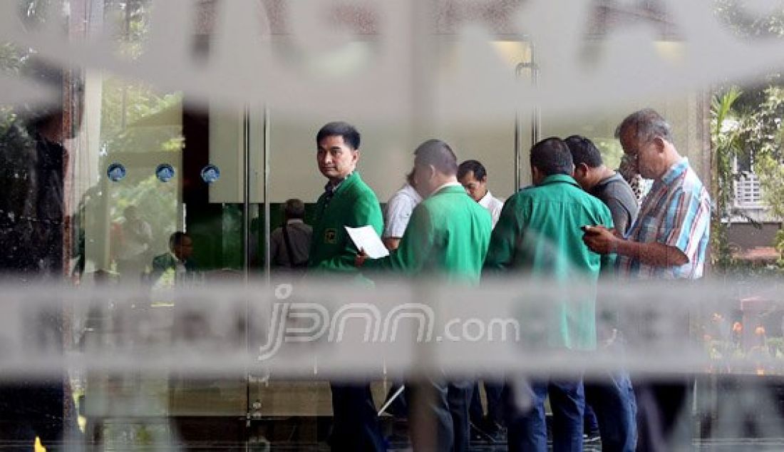 Sekjen Partai PPP versi munas Jakarta, Dimyati Natakusumah bersama anggota PPP menyerahkan data otentik muktamar Jakarta kepada Menkumham Yasonna Laoly di Gedung Kemenkumham, Jakarta, Senin (4/1). Foto: Ricardo/JPNN.com - JPNN.com