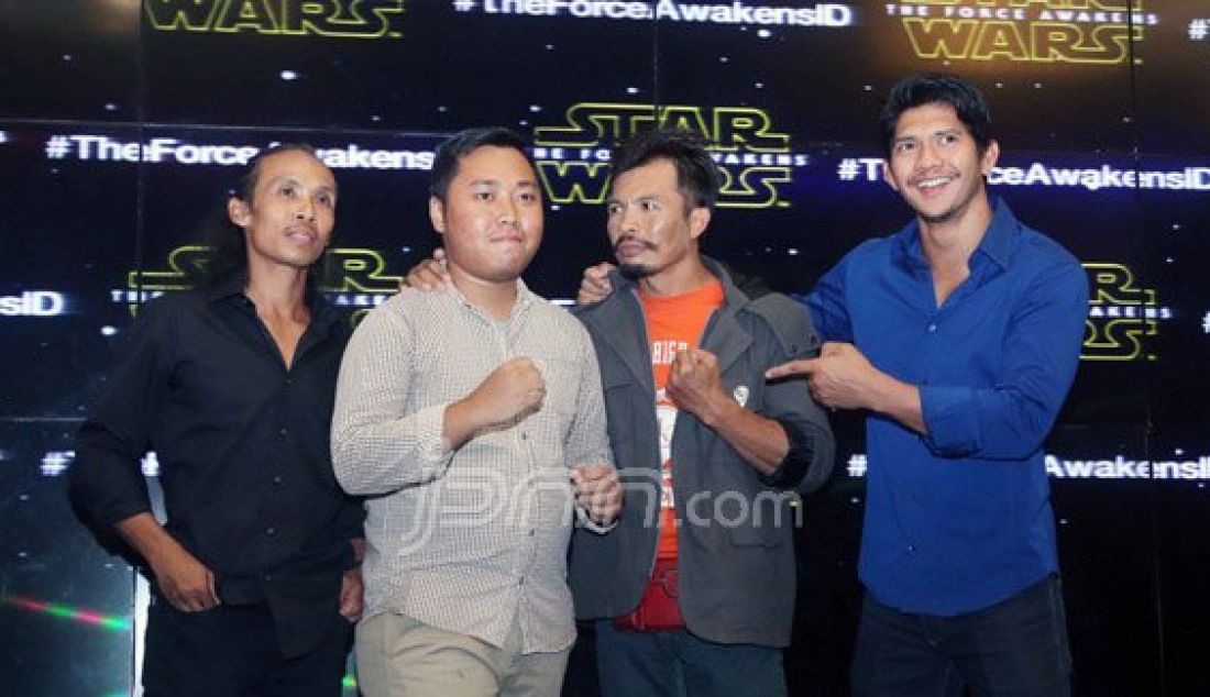 GENCAR PROMO: Dari kiri, Yayan Ruhian, Cecep Arif Rachman, dan Iko Uwais berfoto dengan penggemar Star Wars yang beruntung. Foto: Fedrik/Jawa Pos - JPNN.com