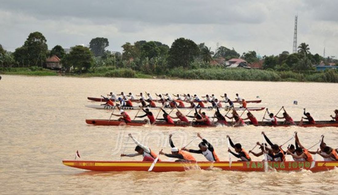 Kegiatan tahunan dalam rangka merayakan HUT provinsi Jambi kembali digelar. Lomba perahu selalu di laksanakan di sungai Batanghari, Minggu (3/1). Foto: Rendi/Jambi Independent/JPNN.com - JPNN.com