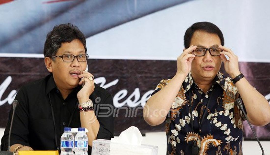 Sekretaris Jenderal DPP PDI Perjuangan Hasto Kristiyanto bersama Wakil Sekretaris Jenderal (Wasekjen) PDIP Ahmad Basarah menggelar diskusi dalam rangka Rakernas I dan HUT Partai ke 43 di Kantor DPP PDIP, Menteng, Jakarta, Senin (4/1). Foto: Ricardo/JPNN.com - JPNN.com