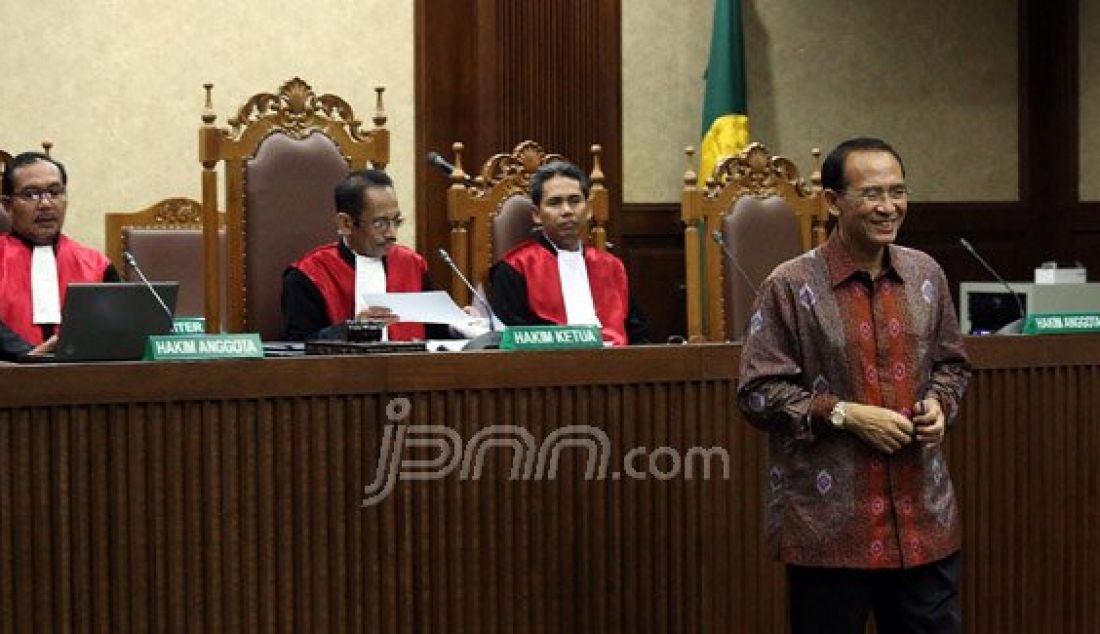 Terdakwa kasus dugaan korupsi penyelenggaraan ibadah haji mantan Menteri Agama Suryadharma Ali saat menjalani sidang pledoi di Pengadilan Tipikor, Kemayoran, Jakarta, Senin (4/1). Foto: Ricardo/JPNN.com - JPNN.com