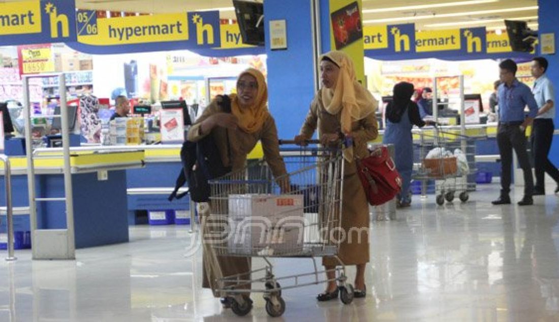 BERKELIARAN: Disaat jam kerja PNS begitu banyak, Pegawai kabupaten Kota Gorontalo justru berkeliaran di Mall, Selasa (4/1). Foto: Jalal/Gorontalo Post/JPNN.com - JPNN.com