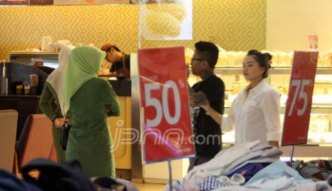 BERKELIARAN: Disaat jam kerja PNS begitu banyak, Pegawai kabupaten Kota Gorontalo justru berkeliaran di Mall, Selasa (4/1). Foto: Jalal/Gorontalo Post/JPNN.com - JPNN.com