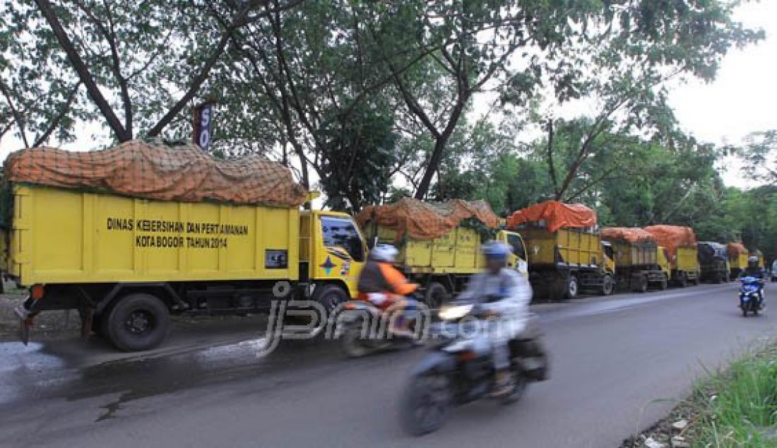Puluhan truk sampah dari Dinas Kebersihan Kota Bogor (DKP) memarkir kendaraanya di jalan raya Cifor bubulak kota Bogor, senin (4/1). Truk-truk tersebut tidak berani membuang sampah ke TPA Galuga, karena Penghadangan yang dilakukan warga dan ormas. Foto: Sofyansyah/Radar Bogor/JPNN,com - JPNN.com
