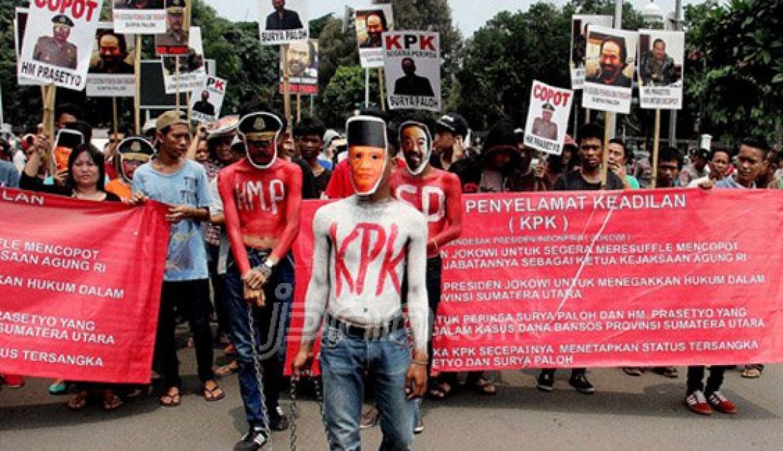 Massa Komite Penyelamat Keadilan (KPK) melakukan aksi di depan Istana Negara, Jakarta, Selasa (5/1). Massa mendesak Presiden Jokowi untuk memberhentikan Jaksa Agung HM. Prasetyo dan KPK segera menangkap Surya Paloh karena diduga telah menerima dan menikmati dana Bansos. Foto: Ricardo/JPNN.com - JPNN.com