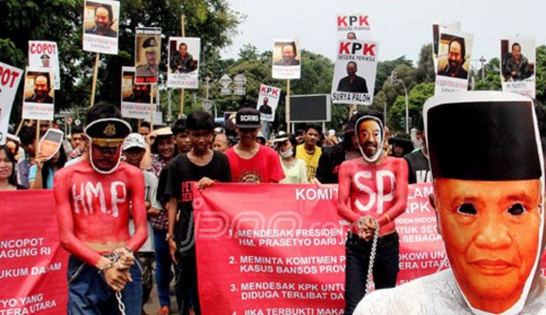 Massa Komite Penyelamat Keadilan (KPK) melakukan aksi di depan Istana Negara, Jakarta, Selasa (5/1). Massa mendesak Presiden Jokowi untuk memberhentikan Jaksa Agung HM. Prasetyo dan KPK segera menangkap Surya Paloh karena diduga telah menerima dan menikmati dana Bansos. Foto: Ricardo/JPNN.com - JPNN.com