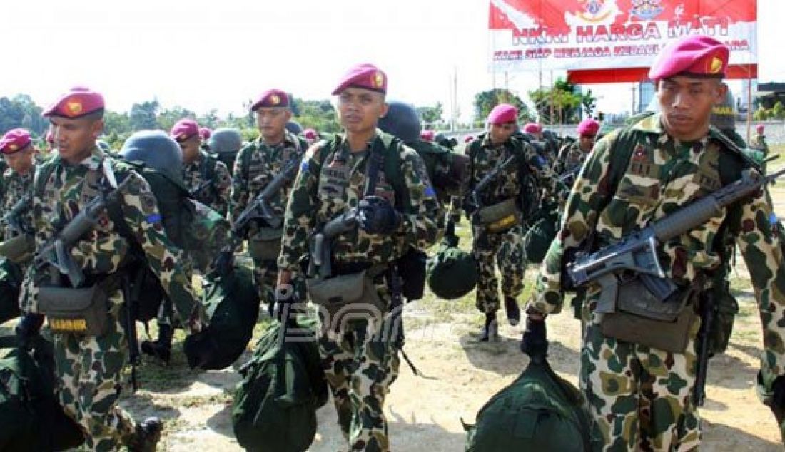 Sebanyak 58 anggota Batalyon Infanteri 10/Satria Bhumi Yudha dengan bersenjata lengkap diberangkatkan ke tiga pulau terluar yang berada di Kepulauan Riau, Selasa (5/1). Foto: Dalil/Batam Pos/JPNN.com - JPNN.com
