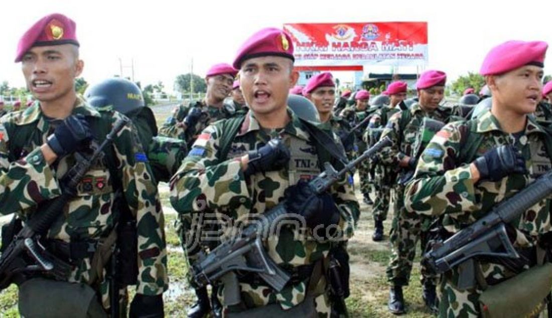 Sebanyak 58 anggota Batalyon Infanteri 10/Satria Bhumi Yudha dengan bersenjata lengkap diberangkatkan ke tiga pulau terluar yang berada di Kepulauan Riau, Selasa (5/1). Foto: Dalil/Batam Pos/JPNN.com - JPNN.com