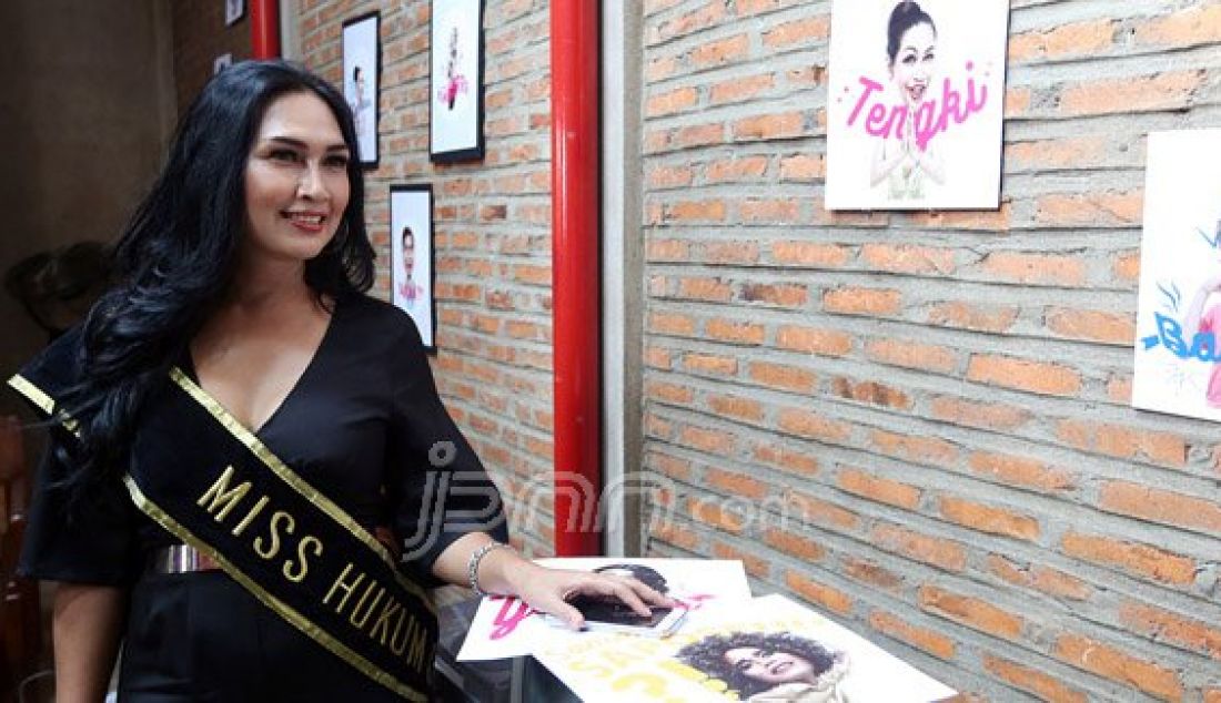 Miss Waria Indonesia Hukum dan HAM Wayan Lucky Diah Pithaloka saat menghadiri acara launching bintang iklan line sticker SAY CYIN, Jakarta, Rabu (6/1). Lucky mendapatkan penghargaan Miss Waria Indonesia 2014 dari Forum Komunikasi Waria Indonesia (FKWI). Foto: Ricardo/JPNN.com - JPNN.com