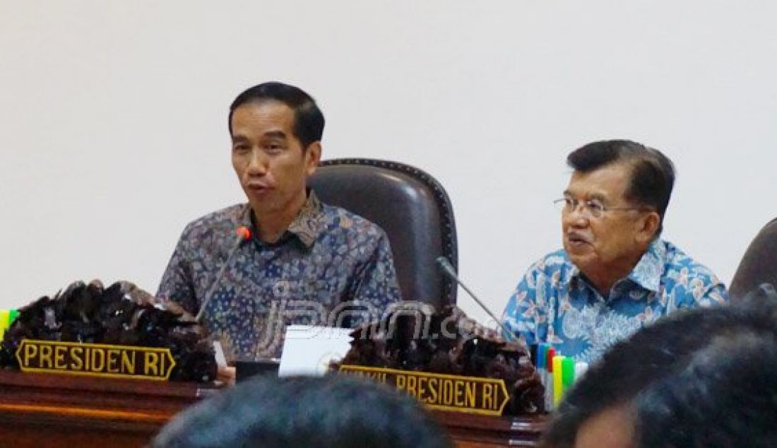 Presiden Joko Widodo dan Wapres Jusuf Kalla saat memimpin rapat terbatas tentang cuti pejabat negara. Foto: Natalia/JPNN.com - JPNN.com