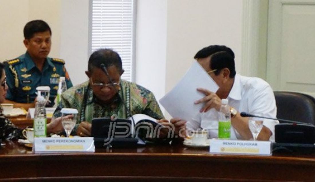 Suasana rapat terbatas tentang pengaturan cuti bagi pejabat negara yang dipimpin Presiden Joko Widodo dan Wapres Jusuf Kalla di kantor kepresidenan, Rabu (6/1). Foto: Natalia/JPNN.com - JPNN.com